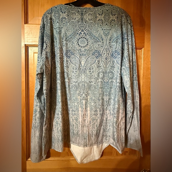 Woman’s Top - Picture 3 of 3